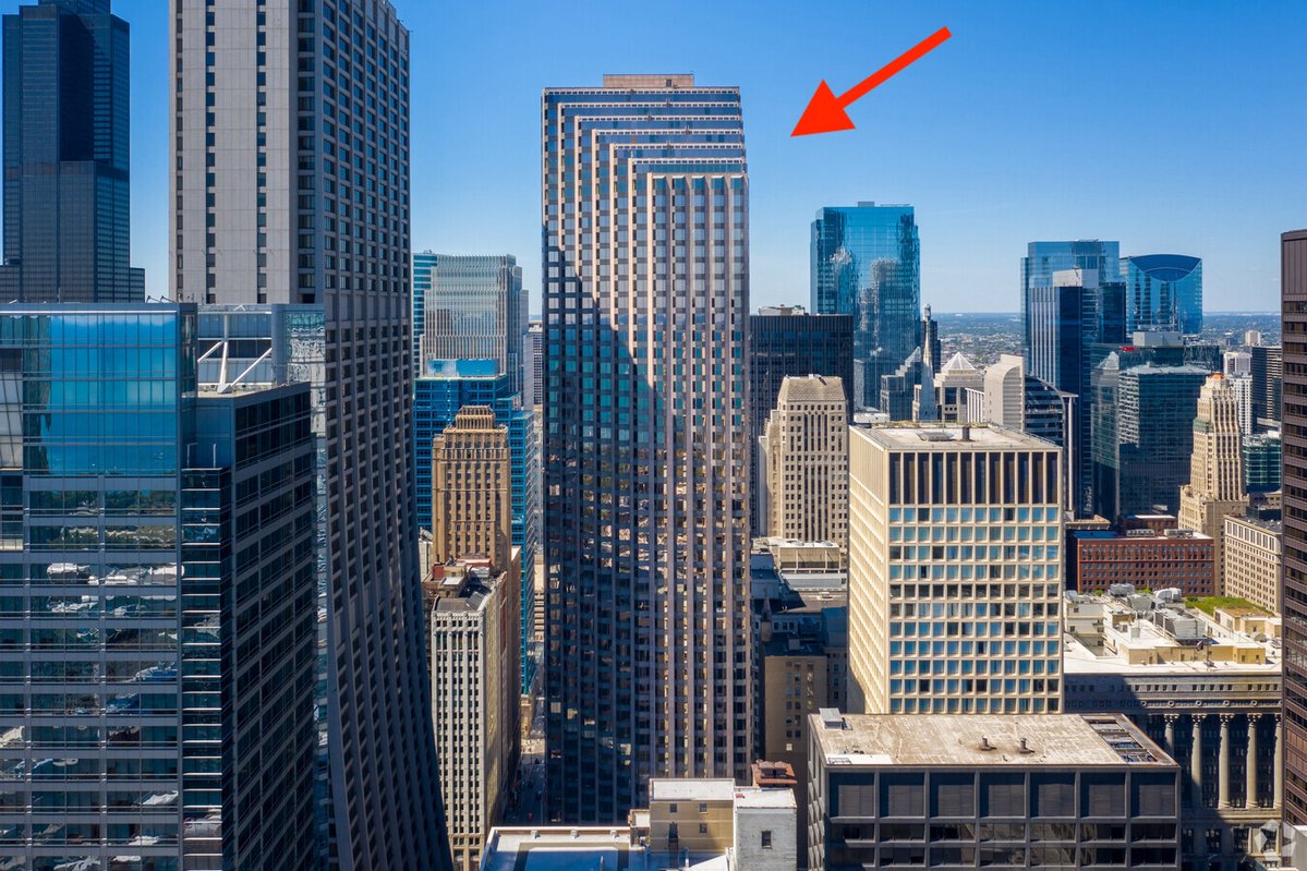 TripleNetInvest's tweet photo. An prime office tower in downtown Chicago is set to be sold at a stunning $275M 'haircut'

The Buyer has a deal to acquire the 57-story tower for $100M 

What did the Seller acquire it for in 2014?

$375M 

The meltdown in class B/C office properties across the US continues with Chicago being among the hardest hit cities

Address: 70 W Madison St