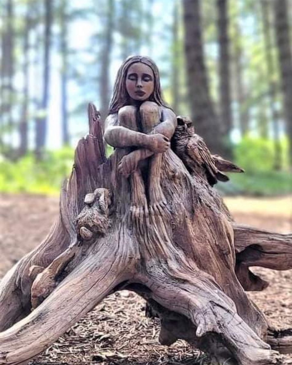 Bedenim yaşlanıyor,
Ama ben hala bir çocuğum
Rüzgarla en uzak denizlere gidiyorum
Geri kalan tüm masalları yanıma aldım,
On adım gidip geri dönüyorum 
Mülteciyim…😌

Mem  Ararat♥️