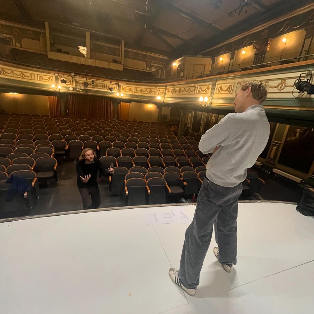 _DieBiene's tweet photo. Tarjei is 5th and final director of Xante Xenekunst 6: Regi Grand Prix!
Regi Grand Prix is a performance where different directors each have a day with the actors on stage to make their number and at the end the public decides the winner https://t.co/w4uNPmemLI