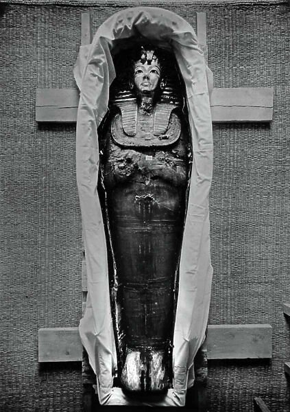 The mummy of Tutankhamun still wearing death mask

Carter No.: 256a

Burton Photo. No. P0769

The Griffith Institute: Tutankhamun: Anatomy of an Excavation

The Howard Carter Archives

Photographs by Harry Burton