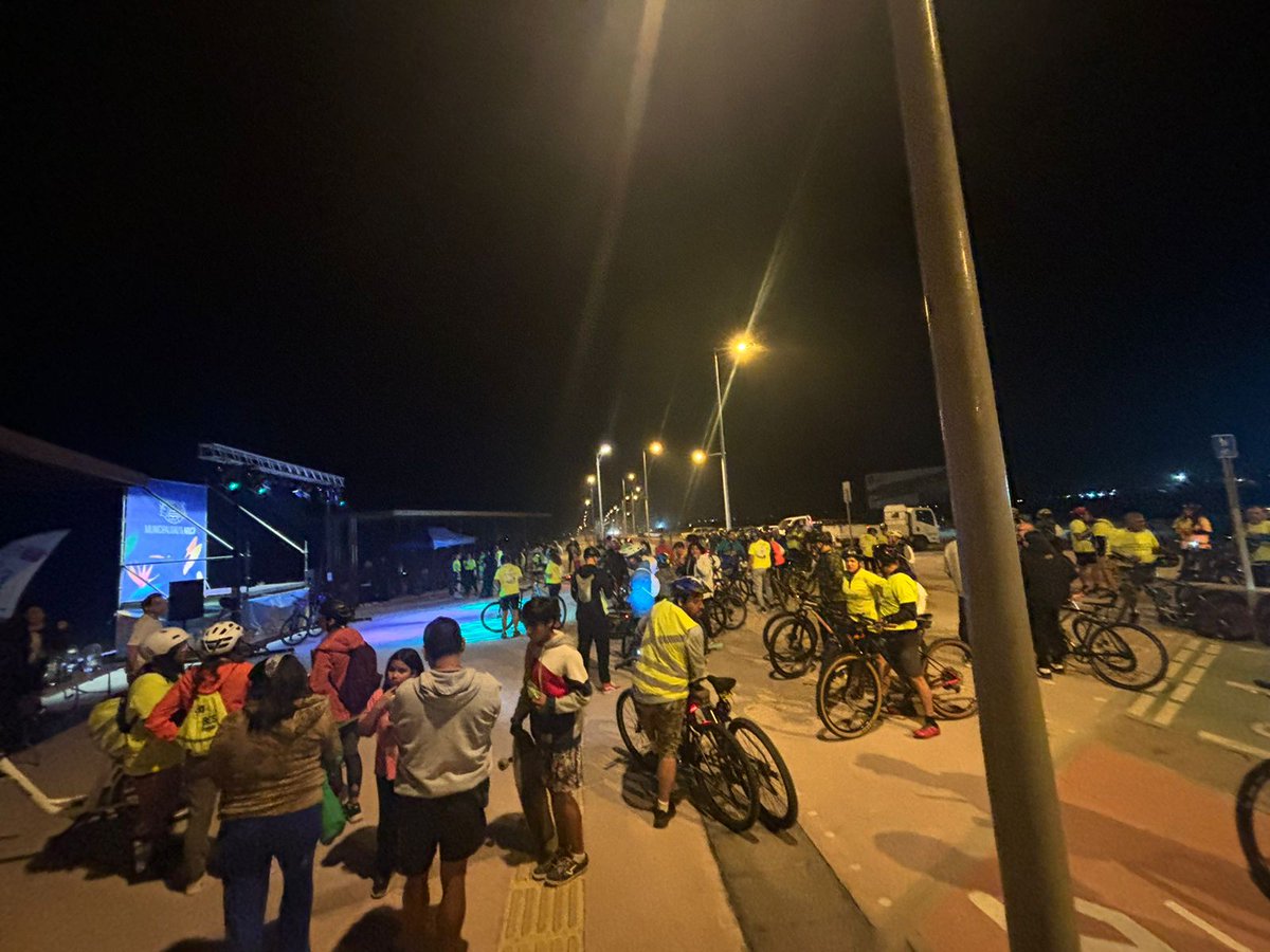 MTTSectra's tweet photo. Una gran cicletada nocturna, organizó el equipo de Sectra Norte Grande, en conjunto con la @MuniArica, donde participaron más de cien adultos,  jóvenes y niños, para promover el uso de la bicicleta y los planes de ciclovías para la ciudad🚴🚵‍♂️ https://t.co/oX8yqFV9K4