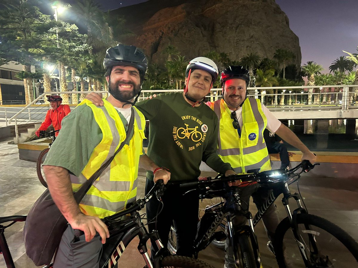 MTTSectra's tweet photo. Una gran cicletada nocturna, organizó el equipo de Sectra Norte Grande, en conjunto con la @MuniArica, donde participaron más de cien adultos,  jóvenes y niños, para promover el uso de la bicicleta y los planes de ciclovías para la ciudad🚴🚵‍♂️ https://t.co/oX8yqFV9K4