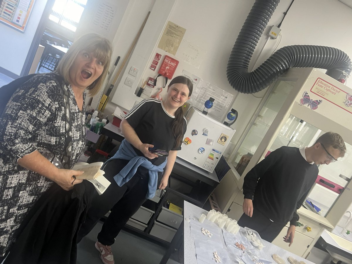 Great night tonight with lots of pupils and parents around for some science experiments at the Parent Fayre. From rockets, invisible ink, coloured flames to explosions there was lots of fun and screaming 🫢Thanks to our amazing science leaders for running the experiments! 🧪 🔥