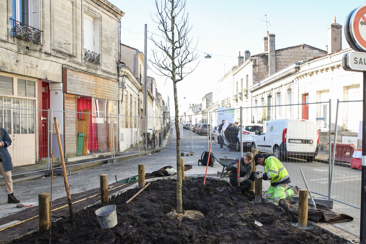 La ville de Bordeaux recrute :

- Un instructeur de commande publique 
ici : emploi-territorial.fr/offre/o0332409…

- Des jardiniers 
ici : emploi-territorial.fr/offre/o0332408…

<a href="/Bordeaux/">Bordeaux</a>  <a href="/FranceTravail/">France Travail</a>