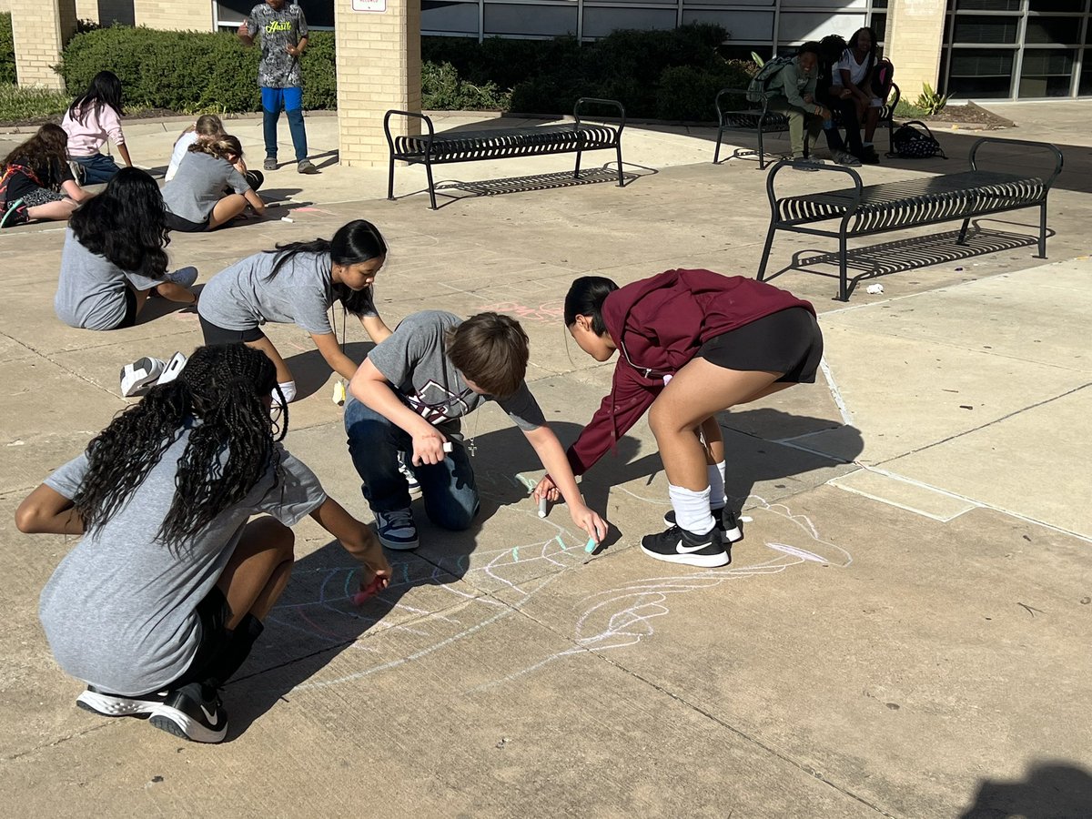 MissRichmond7's tweet photo. @DurhamMS Student Council and @AVID_DurhamMS partnered up to Chalk the Walk to celebrate @LHSFball and @LewisvilleHS Homecoming! #longmaroonline #dragonpride #dragonnation https://t.co/MvqdeOsmKz