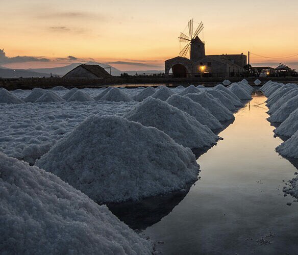 percontomio70's tweet photo. “Ci deve essere qualcosa di stranamente sacro nel sale. Lo ritroviamo nelle nostre lacrime e nel mare”

Khalil Gibran.
Saline al tramonto. Sicilia https://t.co/8DCcIPQVVE
