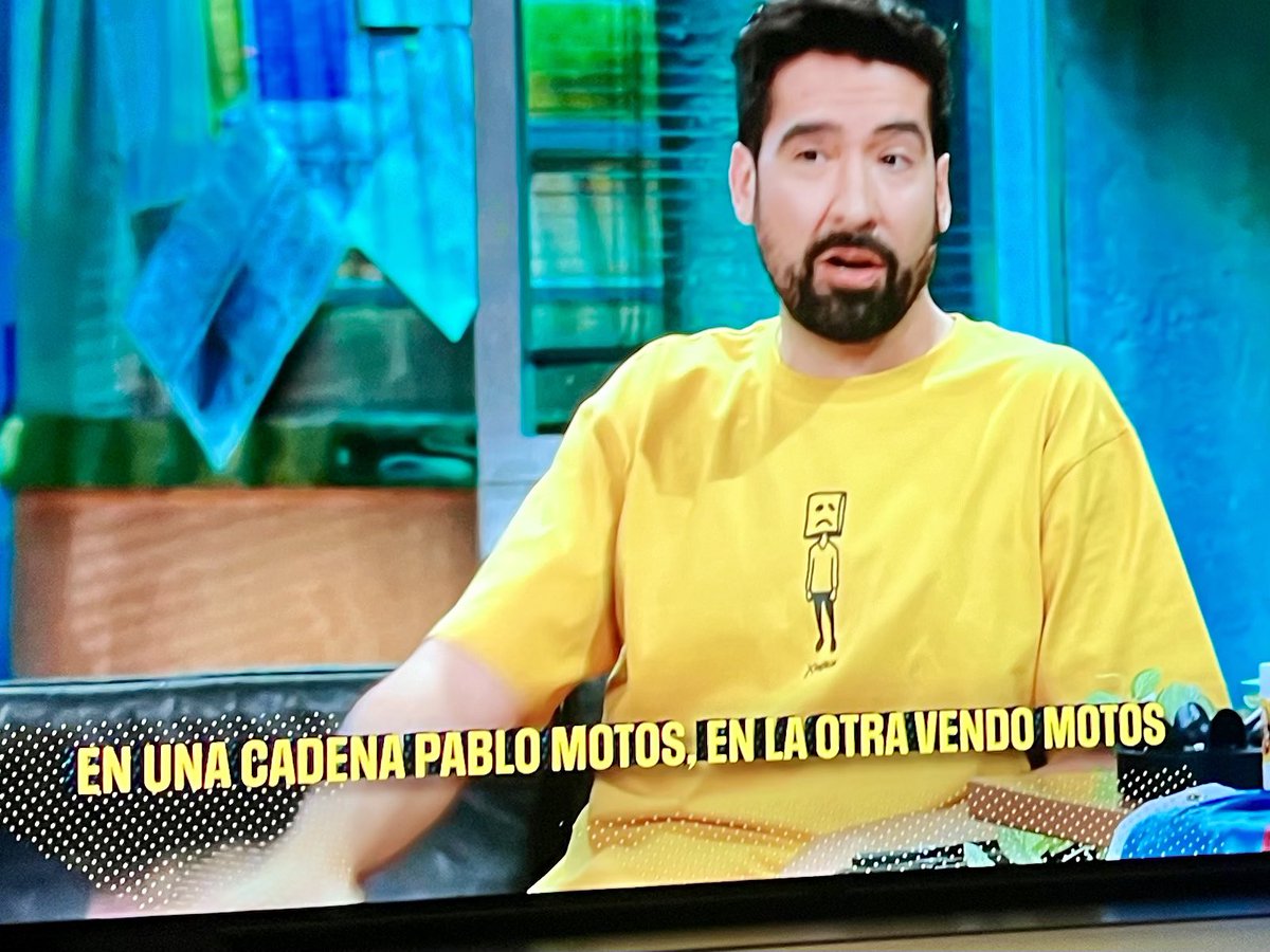 Tildes y Comas (@tildesycomas) on Twitter photo Muy ocurrente… pero muy mal puntuado <a href="/LaRevuelta_TVE/">La Revuelta</a>
Lo correcto:
“En una cadena, Pablo Motos; en la otra, vendo motos” Muy ocurrente… pero muy mal puntuado <a href="/LaRevuelta_TVE/">La Revuelta</a>
Lo correcto:
“En una cadena, Pablo Motos; en la otra, vendo motos”