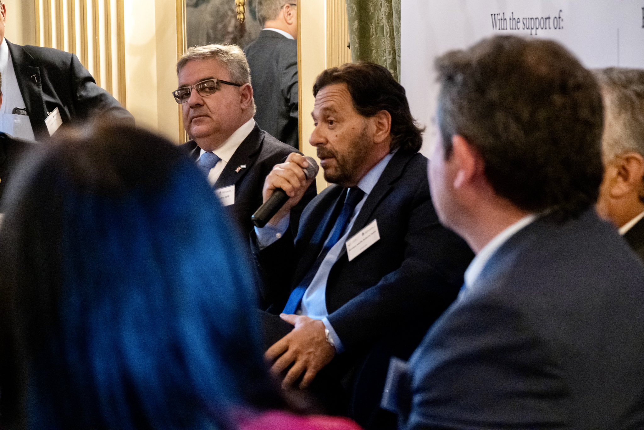 Gobernadores de provincias mineras buscan inversiones en Londres ante la paralización de la obra pública en Argentina