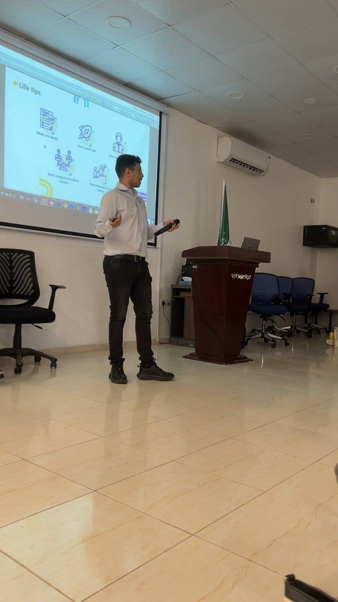 SalehSh_'s tweet photo. تشرفت اليوم بتقديم تجربتي في محاضرة للأطباء المقيمين المستجدين في أكاديمية طب الأسرة. 
وأتقدم بخالص الشكر لكل من وضع ثقته فيني و اختارني لأن أحظى بهذه الفرصة. https://t.co/xpZmldbTTz