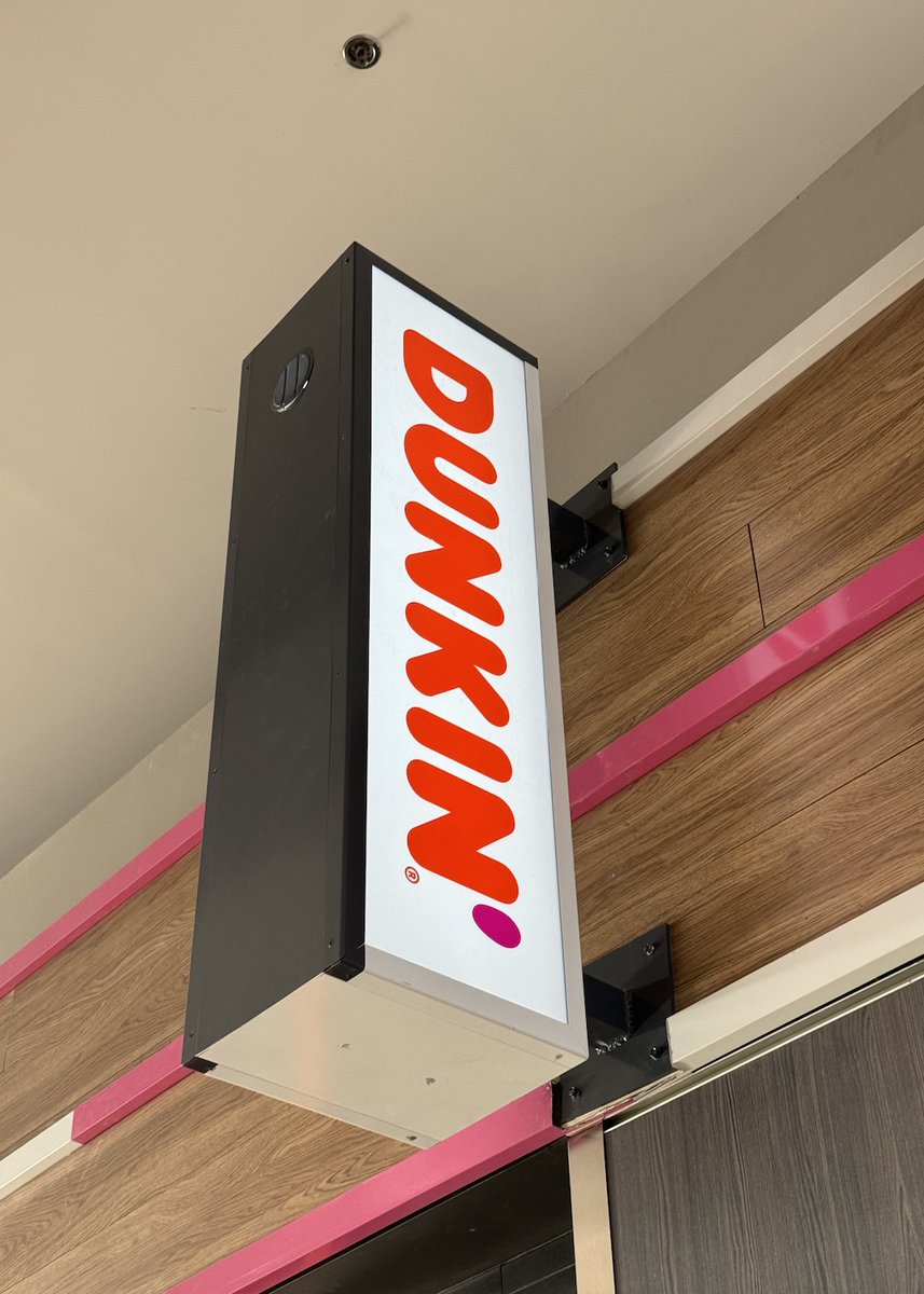 LIMacArthur's tweet photo. We love our @Dunkin year-round, but especially in the Autumn & especially on International Coffee Day! Stop by on the way to or from your flight for a great drinks & snacks. #dunkin #hmshost #internationalcoffeeday #flymacarthur https://t.co/QU5oqoPS8k