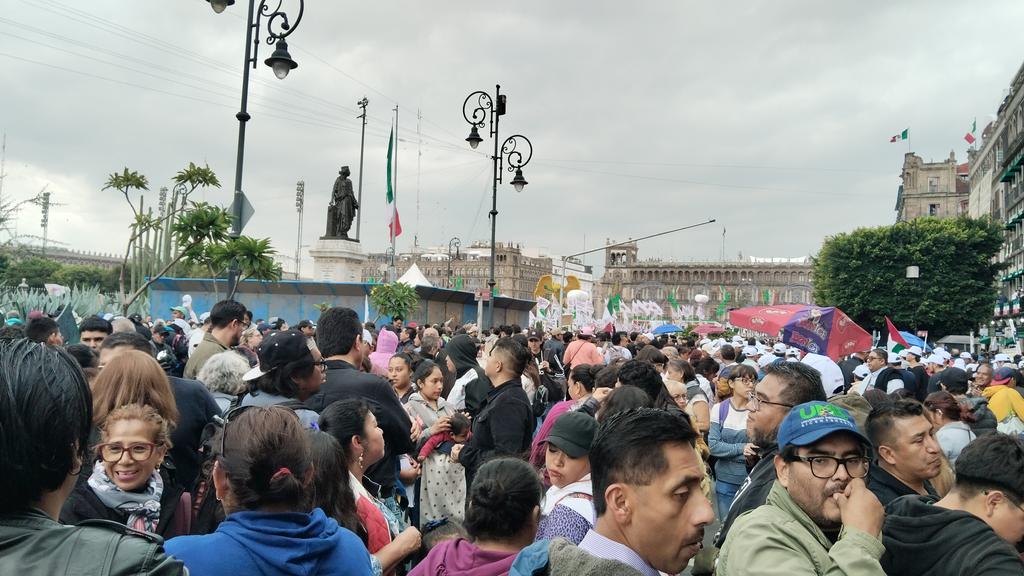 En este momento van llegando contingentes para recibir a la #PresidentaDeMéxico #ClaudiaSheinbaum