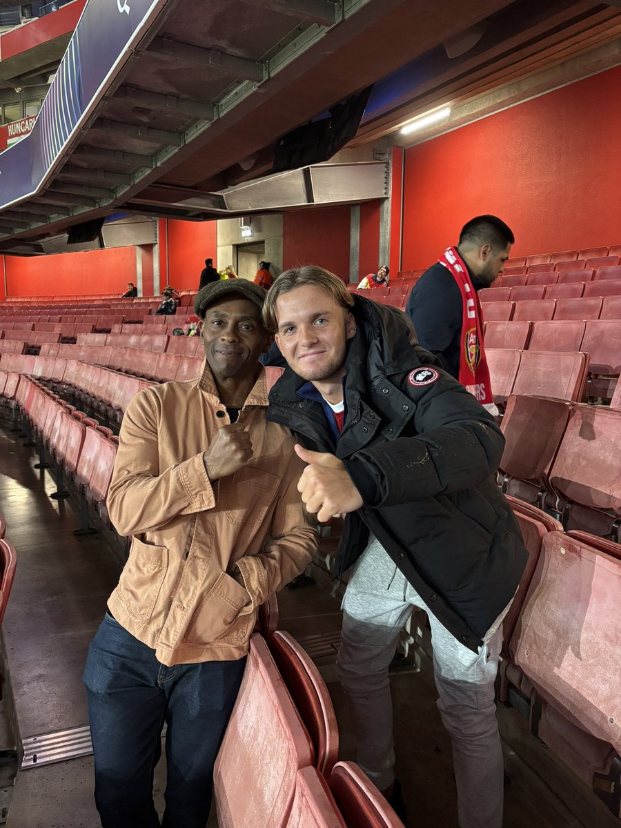 Can’t beat UCL under the lights at the carpet  🇵🇪
Can confirm he is indeed everywhere😂👀  <a href="/CoatGuyOfficial/">CoatGuy</a> 🧥