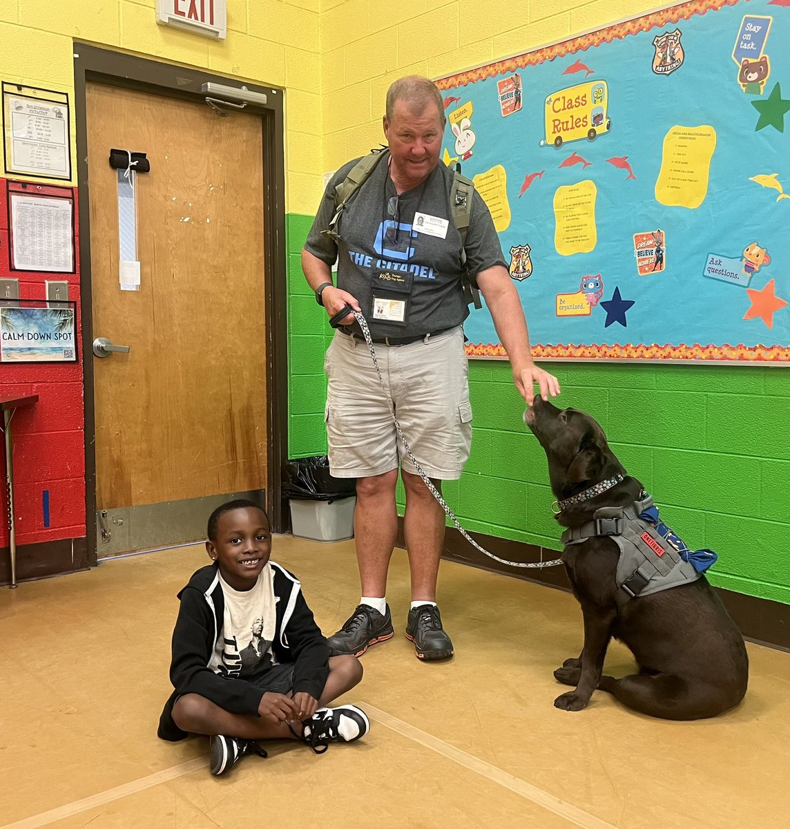 Today we had a very special furry visitor on campus! Zoey is our therapy dog. She is a chocolate lab and her handler is Chris, a volunteer and certified therapy dog handler. Sts. have the opp. to earn a “hang out session with Zoey” at school as a PBIS reward. #superpod 🌊🐬🐾