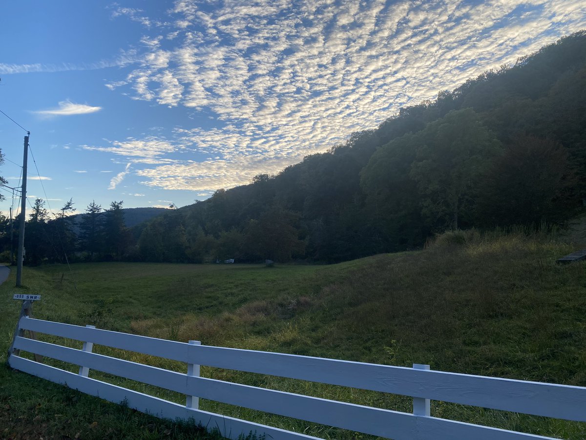 jtschemm's tweet photo. Cool cloud deck for tonight’s walk in Kent. @ryanhanrahan https://t.co/WxunGFPDjI