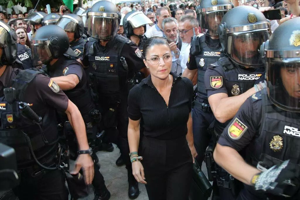 Macarena_Olona's tweet photo. Nunca olvidéis que el pueblo sí os quiere. Sois nuestros #ÁngelesCustodios 💙

#DíaDeLaPolicía https://t.co/9oJBYEhOXx