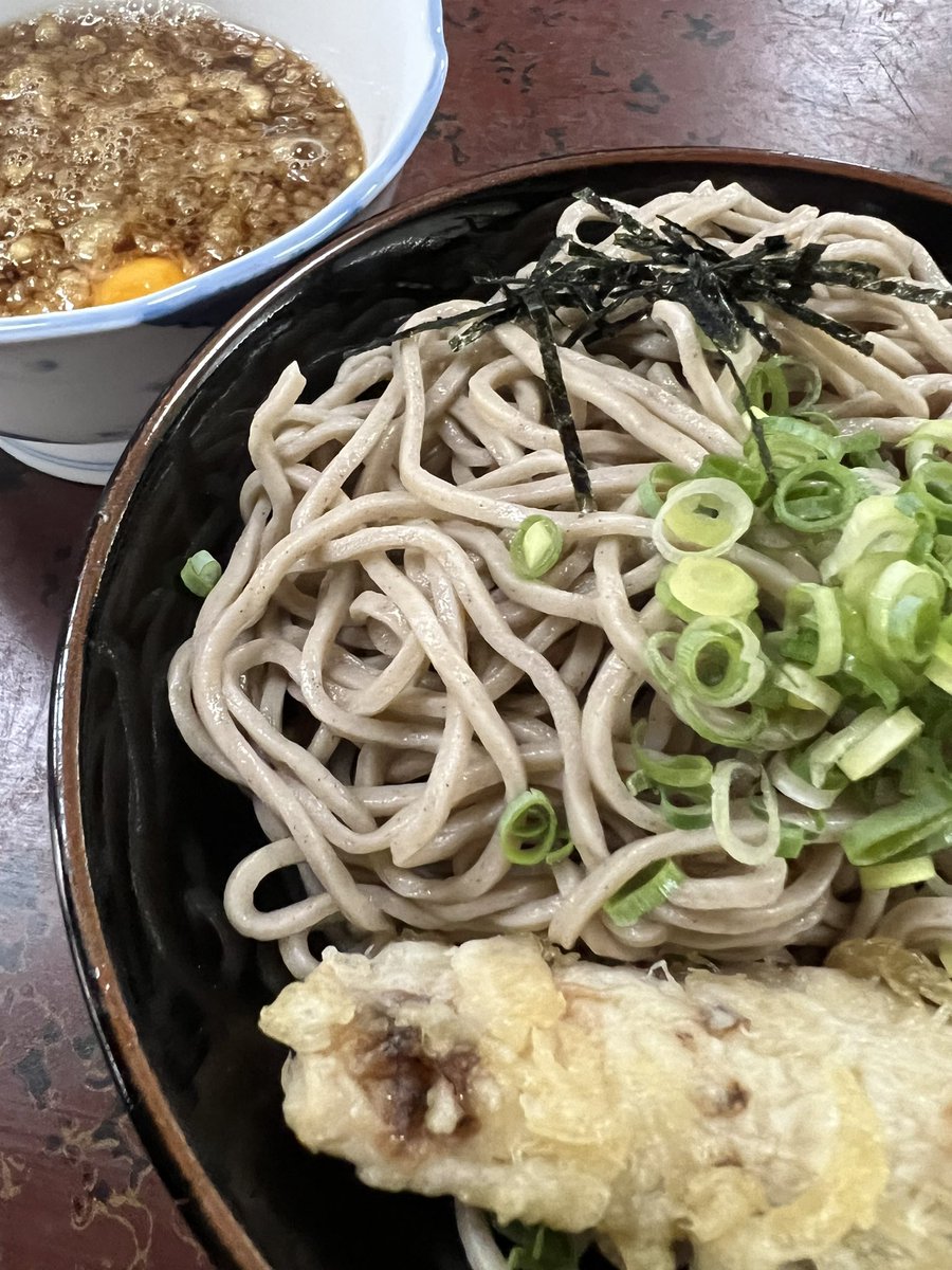 vo_go's tweet photo. 船場センタービル3号館B2北側の「大名そば」(蕎麦屋)が10/25で閉店になるって、昨日、お昼を食べに行ったら店主から言われた。(南側の居酒屋は継続するらしい)

大名そばの名物『うまいそば』
つけ麺タイプのお蕎麦です。
麺を食べ終わったら、つけ汁に蕎麦湯をなみなみと注いで飲み干して下さい。 https://t.co/0xEB4CUDMe