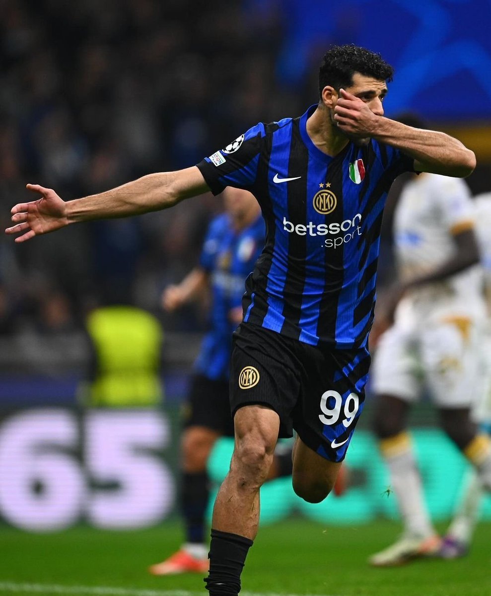 ¡HA LLEGADO SU MOMENTO!

⚫🔵Mehdi Taremi brilló en la victoria 4-0 del Inter frente al Estrella Roja🇷🇸

🇮🇷El chico del Golfo Pérsico dió dos asistencias a Lautaro y Arnautovic, marcando un penalti en el 81'

😮‍💨Ha igualado su marca de asistencias de la temporada pasada