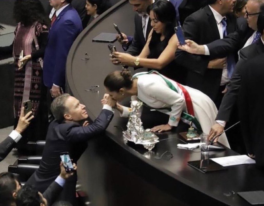 ¿Que motiva que una presidenta de México le bese la mano a un truhán?