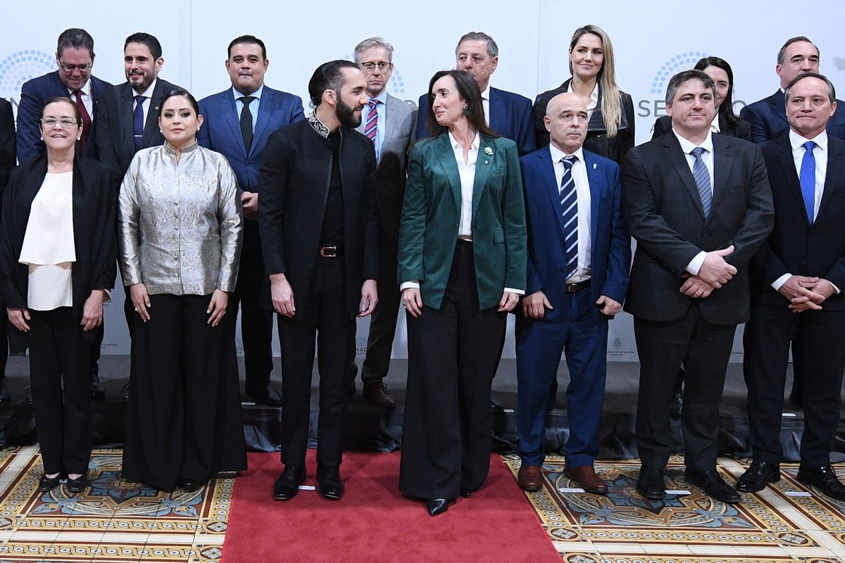 VickyVillarruel's tweet photo. Visita del Presidente de El Salvador @nayibbukele al Senado de la Nación Argentina. Pudimos conversar sobre la implementación del Bitcoin, la creación de la CNAD (Comisión Nac. de Activos Digitales) que es el primer organismo que da marco legal y regulación a los criptoactivos. https://t.co/W48VhwpGDA