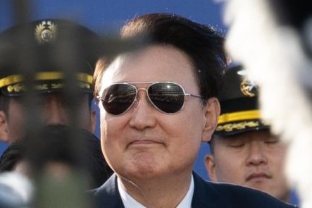 국민여러분
온갖역경을 헤치고
드디어 해내고야 말았습니다
정부출범3년만에 드디어
부대 열중쉬어를 했습니다

이모든게 정부의노력과
국민여러분의 성원 덕입니다