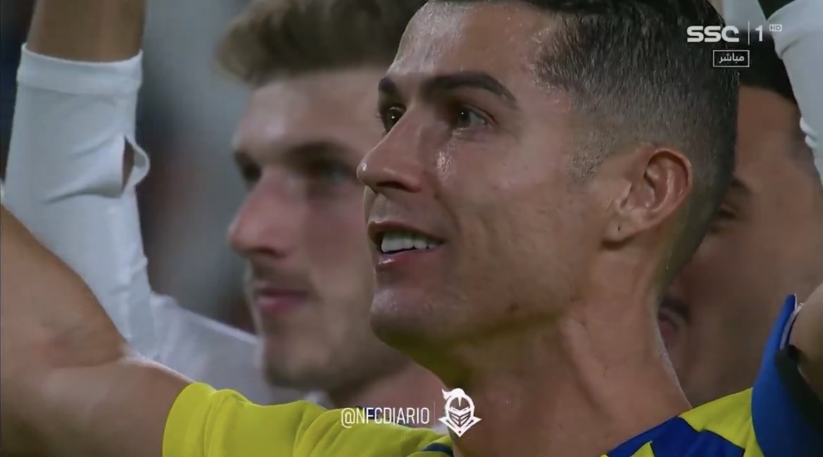 ينظر لهم وكأنهم اعظم انتصاراته💛