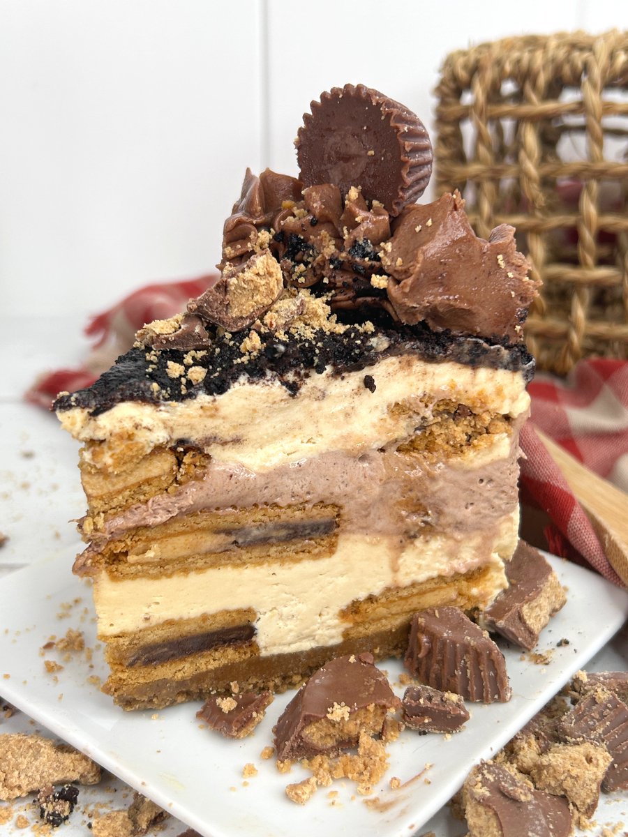 Get ready to swoon when you first bite into this decadent, no-bake Reese’s Peanut Butter Chocolate Icebox Cake! 
Recipe: mooreorlesscooking.com/reeses-peanut-…
#cake #peanutbutter #reeses #chocolateday