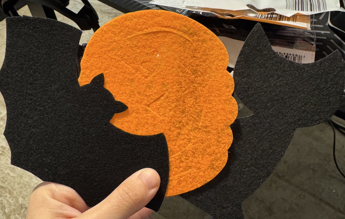 For all the month of October, if anyone gifts 5 subs I’ll be writing their name on either a pumpkin, cat, or bat and putting it on the wall behind me! 🤩 

Twitch.tv/okieamara