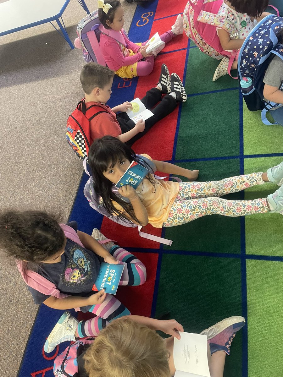 The kiddos got their September books from the Book Fairies 📖 🧚🏻‍♀️. It’s always so fun to teach about kindness 💕 😀  <a href="/Rosehill512/">Rosehill Elementary</a> <a href="/theSMSD/">SM School District</a>