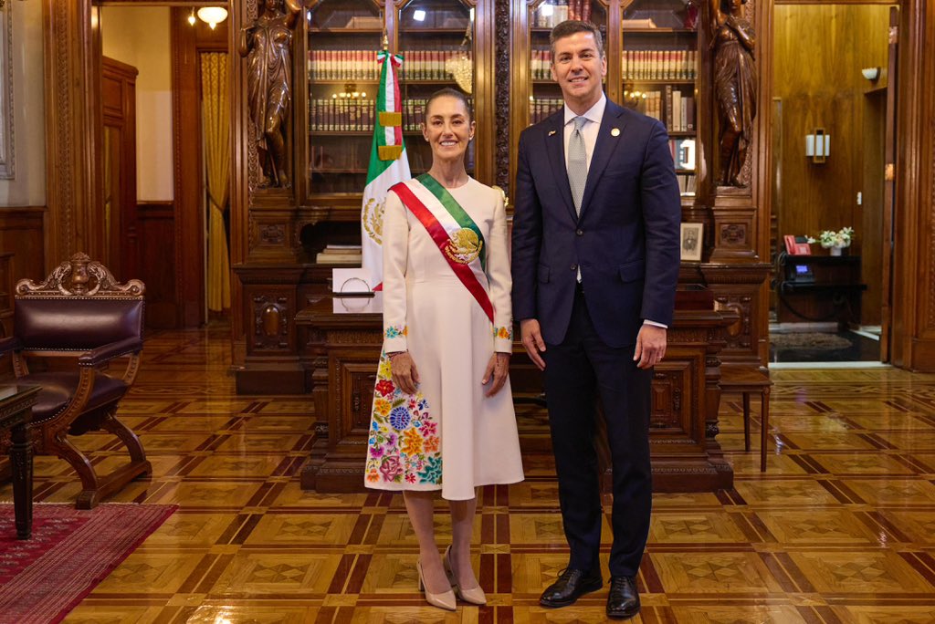 Claudiashein's tweet photo. Santiago Peña Palacios, Presidente de la República del Paraguay, agradezco que nos hayas acompañado en la toma de protesta. https://t.co/qIcy5tut2q