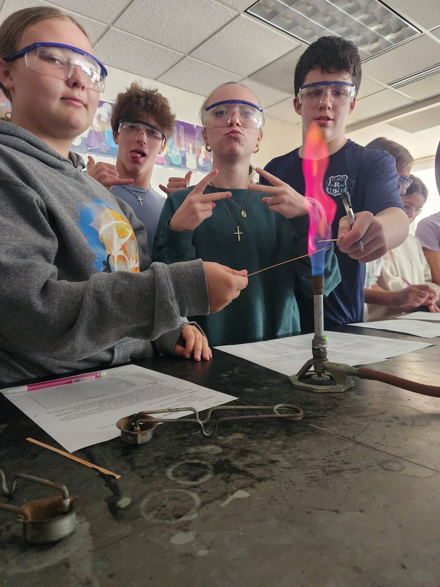 ReitzChemistry's tweet image. One of the most memorable #Chemistry labs - flame tests! Students loved it, and made their own great connections to fireworks and campfire color packs! @evsc1 @ReitzHighSchool #chemistryisfun #iteachchem
