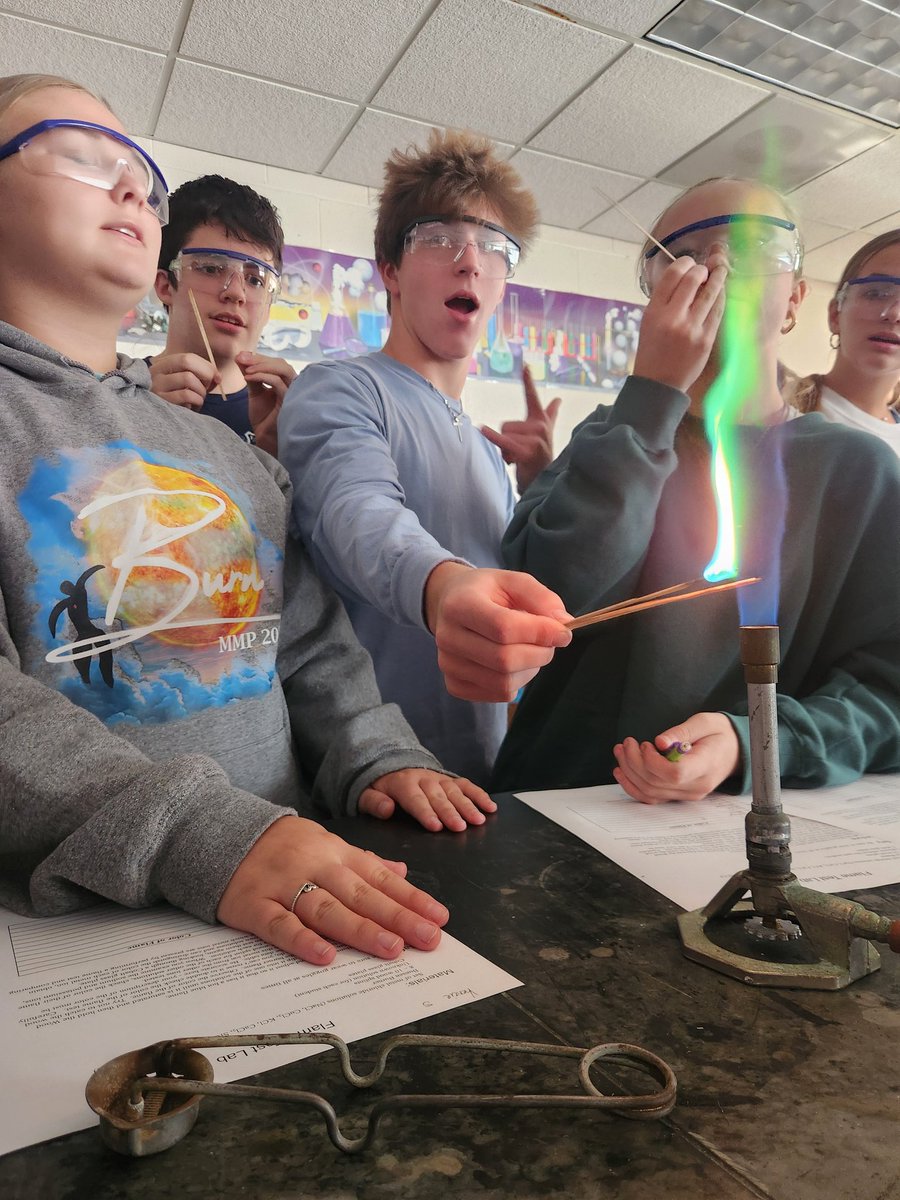 ReitzChemistry's tweet image. One of the most memorable #Chemistry labs - flame tests! Students loved it, and made their own great connections to fireworks and campfire color packs! @evsc1 @ReitzHighSchool #chemistryisfun #iteachchem