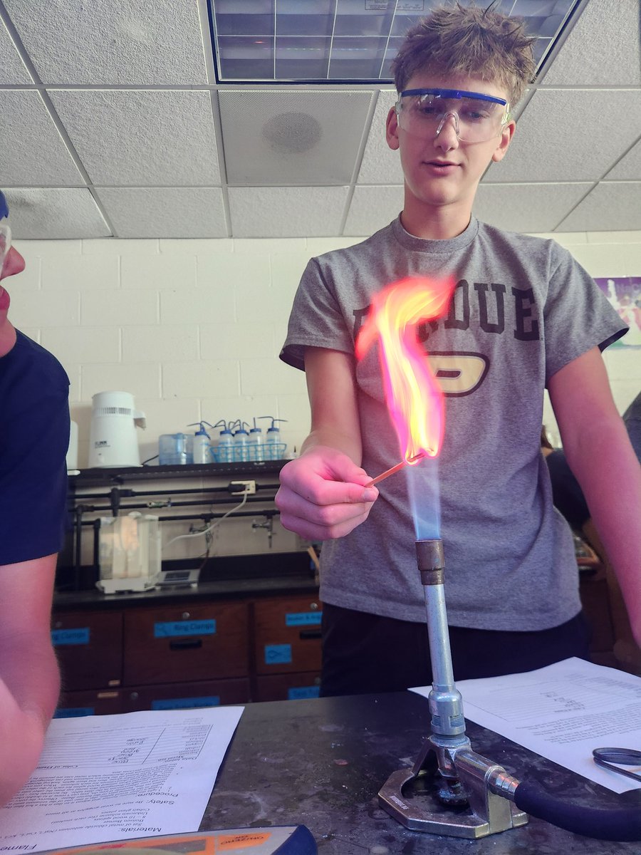 ReitzChemistry's tweet image. One of the most memorable #Chemistry labs - flame tests! Students loved it, and made their own great connections to fireworks and campfire color packs! @evsc1 @ReitzHighSchool #chemistryisfun #iteachchem