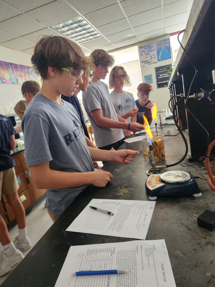 ReitzChemistry's tweet image. One of the most memorable #Chemistry labs - flame tests! Students loved it, and made their own great connections to fireworks and campfire color packs! @evsc1 @ReitzHighSchool #chemistryisfun #iteachchem