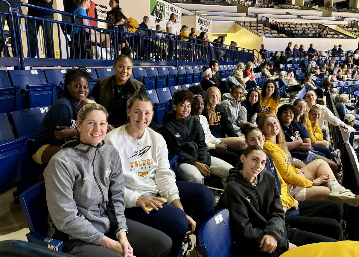 Toledo Women's Basketball (@toledowbb) on Twitter photo Whole squad in the π for <a href="/Toledo_VB/">Toledo Volleyball</a> against BGSU! Finish off the Falcons! π
#TeamToledo Whole squad in the π for <a href="/Toledo_VB/">Toledo Volleyball</a> against BGSU! Finish off the Falcons! π
#TeamToledo