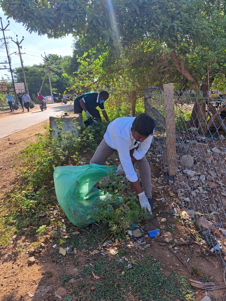 mp_karthi1's tweet photo. On this #SwachhBharatDay, we took a step towards a cleaner future in  #Karaikudi! Along with @NSSIndia, NGOs,civil societies, &amp; our dedicated ward councillor, we successfully conducted a #plogging activity on Old GH Road, collecting 1.5 tonnes of waste @KartiPC 
#CleanIndi https://t.co/XR9XfH70nq