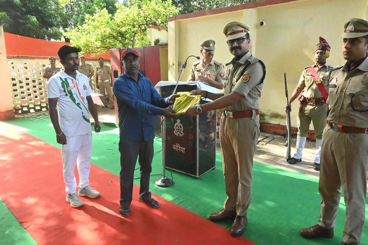 auraiyapolice's tweet photo. सत्य,अहिंसा,शांति और सद्भाव के प्रतीक राष्ट्रपिता महात्मा गांधी व पूर्व प्रधानमंत्री लाल बहादुर शास्त्री जी के जयंती के अवसर पर पुलिस अधीक्षक औरैया @abijith_ips18 द्वारा पुलिस लाइन में दोनों महापुरुषों के चित्र पर माल्यार्पण कर पुलिसकर्मियों को राष्ट्र की एकता व अखंडता की शपथ दिलाई गई तथा चतुर्थ श्रेणी कर्मचारियो को उपहार व मिष्ठान वितरित किये गये।
#UPPolice