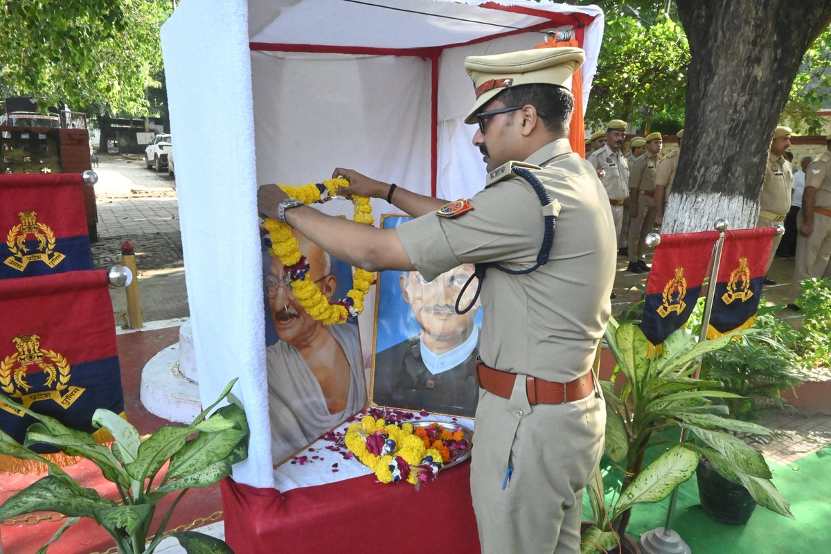 auraiyapolice's tweet photo. सत्य,अहिंसा,शांति और सद्भाव के प्रतीक राष्ट्रपिता महात्मा गांधी व पूर्व प्रधानमंत्री लाल बहादुर शास्त्री जी के जयंती के अवसर पर पुलिस अधीक्षक औरैया @abijith_ips18 द्वारा पुलिस लाइन में दोनों महापुरुषों के चित्र पर माल्यार्पण कर पुलिसकर्मियों को राष्ट्र की एकता व अखंडता की शपथ दिलाई गई तथा चतुर्थ श्रेणी कर्मचारियो को उपहार व मिष्ठान वितरित किये गये।
#UPPolice