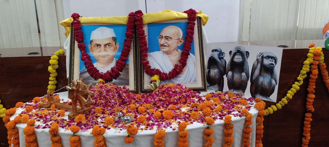 MVVNLmd's tweet photo. मध्यांचल विद्युत वितरण निगम लिमिटेड मुख्यालय में गांधी जयंती एवं लाल बहादुर शास्त्री जी की जयंती  के शुभ अवसर पर प्रबंध निदेशक  महोदय द्वारा फोटो पर माल्यार्पण कर उनके   आदर्शों को याद किया  
@myogiadityanath @CMOfficeUP 
@aksharmaBharat @uppclchairman
@mduppcl @UPPCLLKO 
@MVVNLH https://t.co/nYWg0R7Yfk