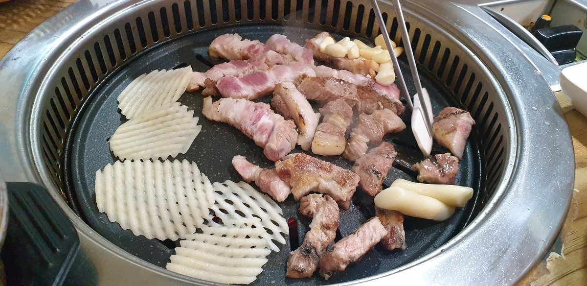 갠적으로 (맛으로) 추천하는 셉민수 가게들

1. 대구 두툼참숯초벌구이
-쿱스가 라이브에서 단골발언한 이후 벽면이 쿱스 팬레터로 뒤덮인 성지가 되었는데 걍 원래 동네주민 맛집이었대요 고기가 순수하게 맛있음 다 구워주심 된장국수가 미친놈이기 때문에 추천합니다 사장님 겁나 친절하심