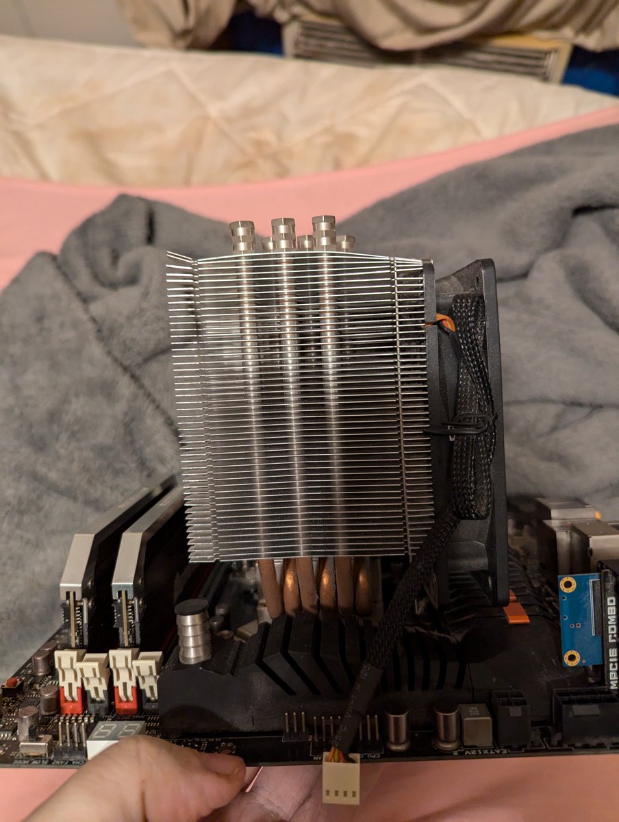 NjnaGrimsdottir's tweet photo. Bubble wrap, clothes and #fluffletech got this o11 advanced PC in a soft-sided suitcase through all the way unscathed. However in a hardshell suitcase the fully disassembled server pc lost its 2070 card and CPU heatsync which were all individually wrapped up. #theJourney https://t.co/ctW7xLB87P