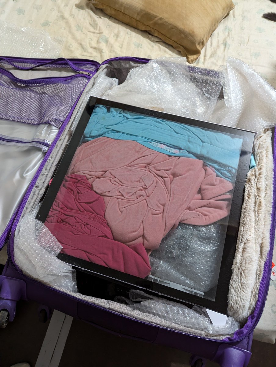 NjnaGrimsdottir's tweet photo. Bubble wrap, clothes and #fluffletech got this o11 advanced PC in a soft-sided suitcase through all the way unscathed. However in a hardshell suitcase the fully disassembled server pc lost its 2070 card and CPU heatsync which were all individually wrapped up. #theJourney https://t.co/ctW7xLB87P