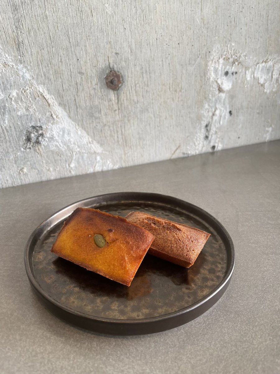 111シーズナブルメニュー！

ハロウィンらしい色合いをイメージしたフィナンシェです。
かぼちゃ、紫さつまいもともに素材の色に意識してキレイに仕上げました。

期間限定でのご用意予定です。
ご利用お待ちしております。

#111coffeeroastery #大崎カフェ  #フィナンシェ　 #ハロウィン