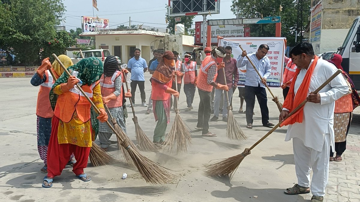 ULBKOTKASIM's tweet photo. गांधी जयंती पर आज अपने युवा साथियों के साथ स्वच्छता आभियान का हिस्सा बनाया। कोटकासिम शहर आप सभी से आग्रह करता कि आज आप भी अपने आसपास स्वच्छता से जुड़ी मुहिम का हिस्सा जरूर बनें। आपकी इस पहल से 'स्वच्छ भारत' की भावना और मजबूत होगी। #10YearsOfSwachhBharat
#SHS2024 https://t.co/5mvPqBxqk6