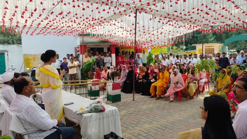 SBMGUP2's tweet photo. ।। जनपद अमरोहा। स्वच्छता ही सेवा ।।

 #SHS2024 के अंतर्गत #PinkDayCelebration मनाया गया। जहां जिलाधिकारी श्रीमती निधि गुप्ता वत्स के नेतृत्व में ग्राम पंचायत मखदूमपुर, विकासखंड #अमरोहा में स्वयं सहायता समूह की दीदीयों के साथ #सफाई_अभियान चलाया गया व #वृक्षारोपण किया गया।
#SBD2024 https://t.co/Sp7Nztzx6v