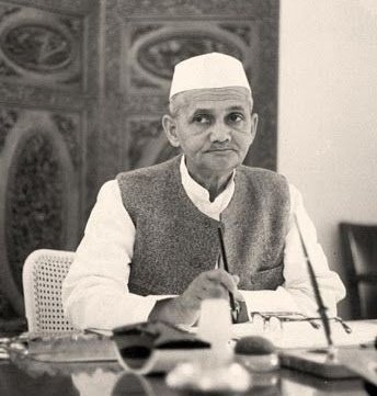 SATYAMYADAV1234's tweet photo. जय जवान-जय किसान' के उद्घोष से राष्ट्र में नव चेतना का संचार करने वाले पूर्व प्रधानमंत्री, 'भारत रत्न' लाल बहादुर शास्त्री जी की जयंती पर उन्हें नमन 🙏📚 https://t.co/Yj1WuWLSVG