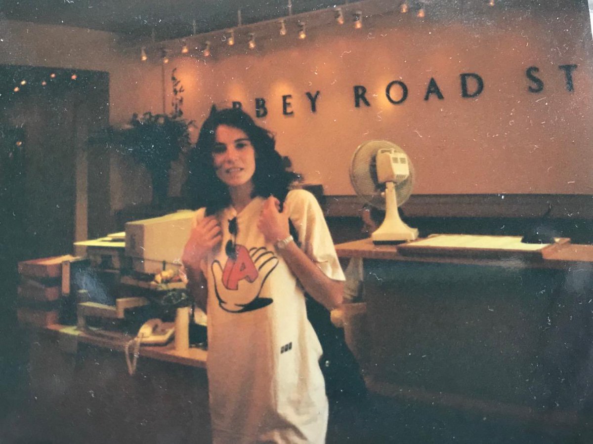 Alita_Gri's tweet photo. Miles! Gasté mi primer sueldo entero en la entrada para ver a Paul en River en 1993. Entré a hurtadillas a Abbey Road en 1997. Viajé a Londres, Liverpool y Hamburgo. Pero lo mejor fue poder verlo de cerca al llegar al Estadio Único de La Plata. #PaulEnARG @dfallaccess https://t.co/WVIwVi5zSN