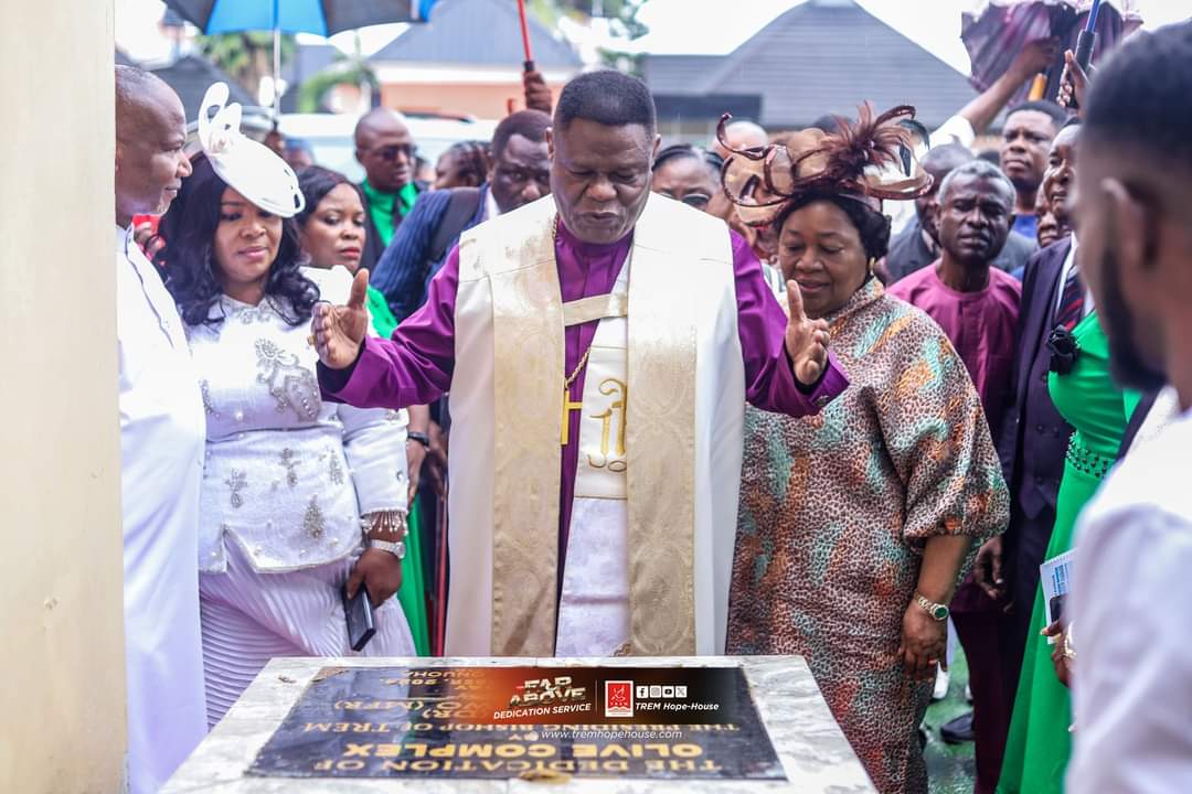 tremglorycenter's tweet photo. Dedication of our new auditorium, church complex & Word of Power International school.
We were honored to have our beloved Father, our Big Daddy, the Lion of Africa, Bishop Mike Okonkwo on our special day in #TREMHopeHouse with us. We were blessed!
#Churchdedication #FarAbove https://t.co/3uDnWs7UK7