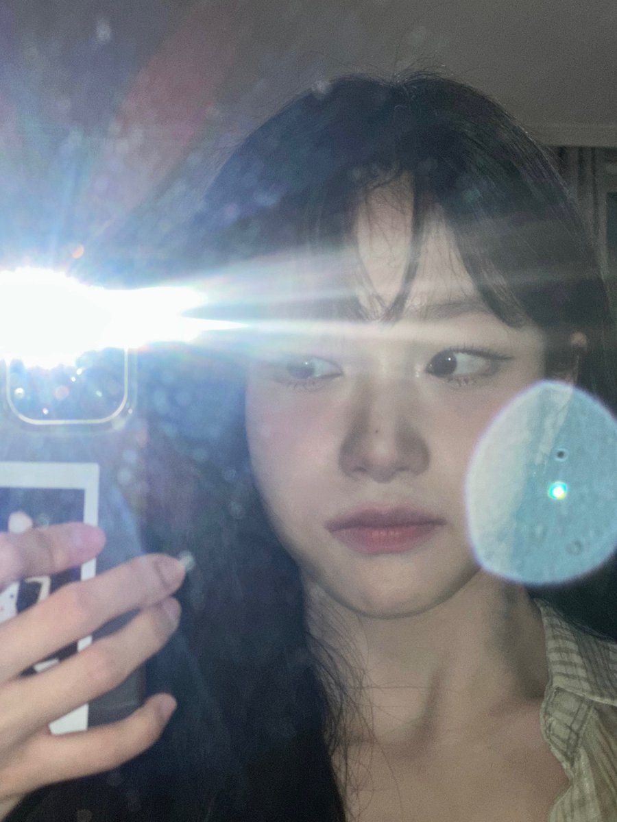 wasyve's tweet photo. 서연이 거울 셀카 너무 좋아 ..♡ https://t.co/wpBoB9sVQi