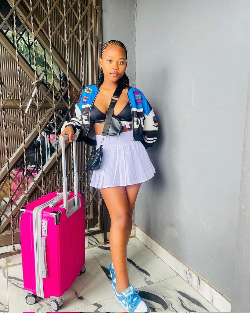 Zweli_Thixo's tweet photo. Naledi Aphiwe as the opening act for the Chris Brown South African concert 🕯 https://t.co/4fcpZyj70r