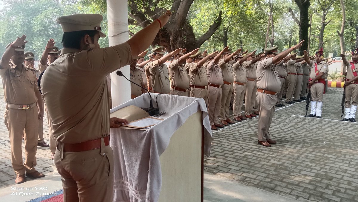 maharajganjpol's tweet photo. सत्य, अहिंसा, शांति व सद्भाव के प्रतीक राष्ट्रपिता महात्मा गांधी व पूर्व प्रधानमंत्री लाल बहादुर शास्त्री जी के जयंती के अवसर पर #ASP_MRJ द्वारा पुलिस कार्यालय पर दोनों महापुरुषों के चित्र पर श्रद्धांजलि अर्पित कर सभी को राष्ट्र की एकता व अखंडता की शपथ दिलाई गई।
#UPPolice https://t.co/szfmQbi6N8